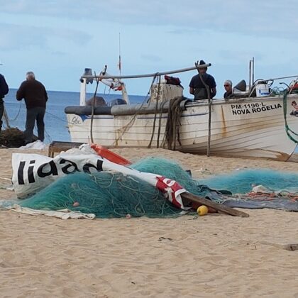 Iedere morgen brengen vissers hun vangst op het strand van Armacao de Pera binnen