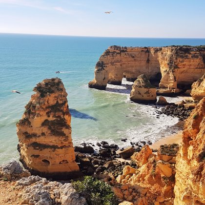 Lagoa : praia da marinha op 9 km