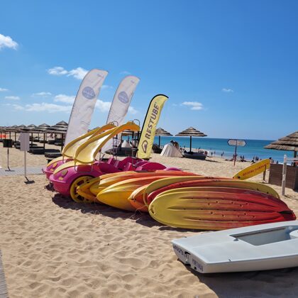 Zeesporten op het strand van Armacao de Pra