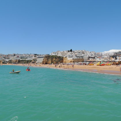 Albufeira : bruisende stad op iets meer dan 10 km.