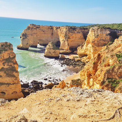 Lagoa "praia da marinha" à 9 km.