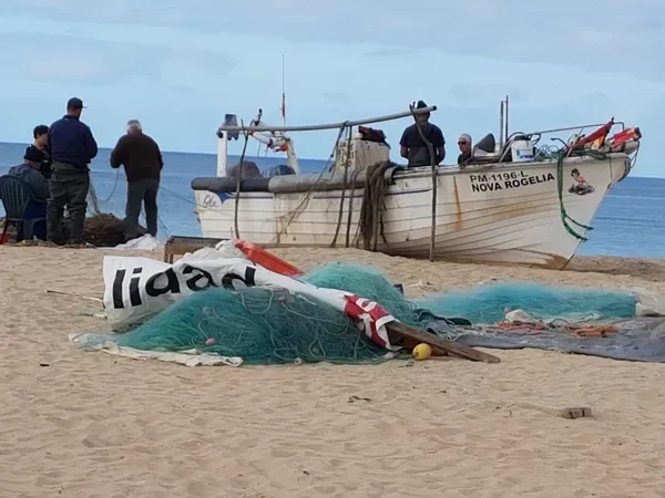 Iedere morgen brengen vissers hun vangst op het strand van Armaçao de Pera binnen