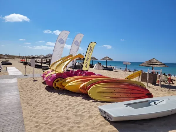 Zeesporten op het strand van Armacao de Pera