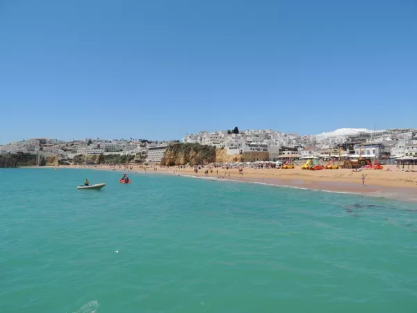 Albufeira : bruisende stad op iets meer dan 10 km