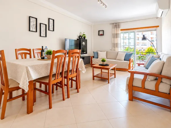 WoonkamerRuime woonkamer met airconditioning, smart-tv, wifi en toegang tot het terras.