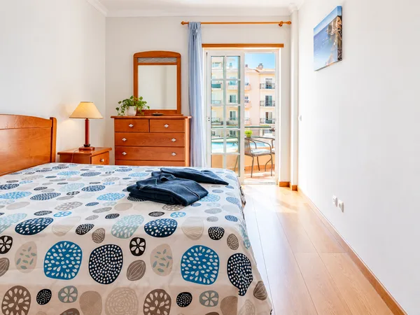 Slaapkamer 1Ruime slaapkamer met tweepersoonsbed en eigen badkamer.