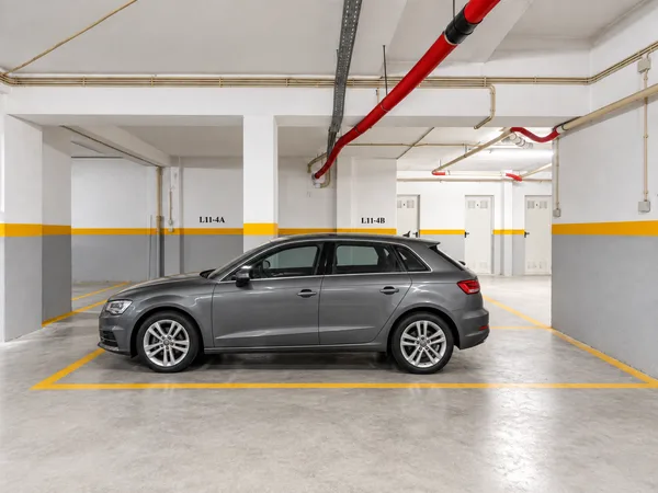 Gratis privéparkingEen eigen parkeerplaats in de ondergrondse garage is inbegrepen.