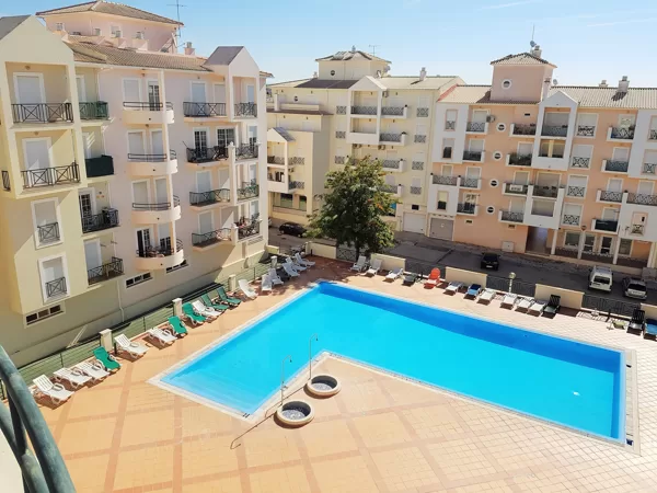 Vue sur la piscine et le bâtiment