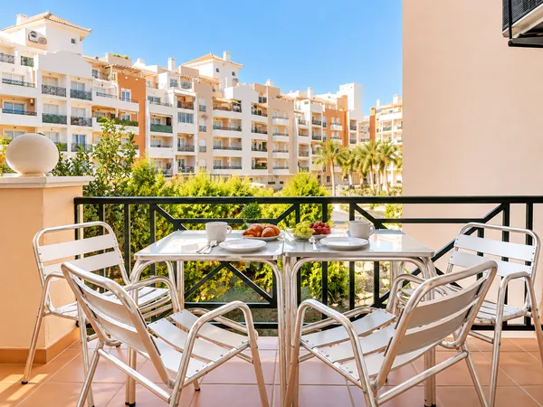 Deuxième terrasse&nbsp;Un espace extérieur supplémentaire pour prendre tranquillement le petit-déjeuner ou profiter du soleil et de l’ombre à différents moments de la journée.

