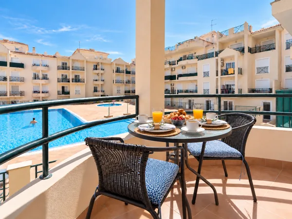 Terrasse avec vue sur la piscine Un endroit idéal pour prendre le petit-déjeuner, l’apéritif ou simplement profiter de la vue sur la piscine.
