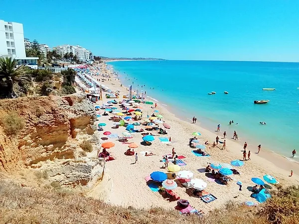 Profitez de la grande plage de sable d’Armação de Pêra, avec sa promenade animée, ses restaurants et ses cafés accessibles à pied.