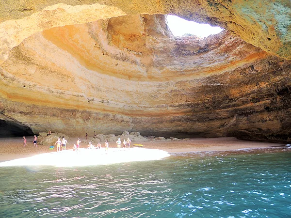Découvrez la célèbre grotte de Benagil, l’une des merveilles naturelles les plus connues de l’Algarve, à quelques minutes en voiture d’Armação de Pêra.